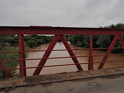 2022 photo of Bulwer Bridgw with the flooded tugela river below 